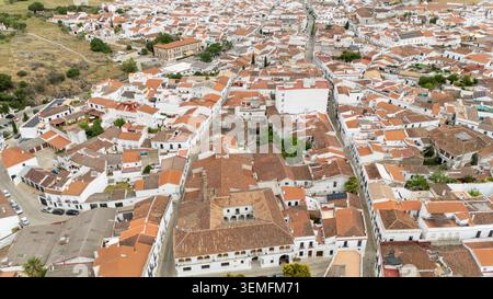 Mit Blick auf weiße Gebäude mit Terrakottadächern und einer traditionellen spanischen Dorflandschaft in Sevilla, Spanien Stockfoto