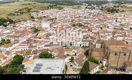 Cazalla de la Sierra, Spanien. Aus der Vogelperspektive zeigt die historische spanische Dorfarchitektur mit weißen Häusern, Terrakottadächern und einer zentralen Kirche Stockfoto