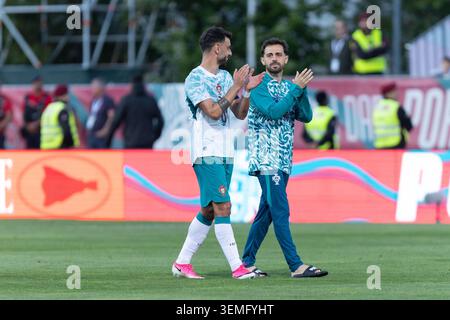 Juni 2026. Caxias, Portugal. Portugal und Manchester United Mittelfeldspieler BRUNO FERNANDES (8) und Portugal und Manchester City Mittelfeldspieler BERNARDO SILVA (10) am Ende des internationalen Freundschaftsspiels Portugal gegen Chile Credit: Alexandre de Sousa/Alamy Live News Stockfoto