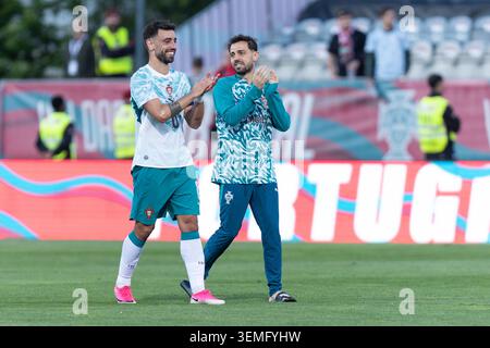Juni 2026. Caxias, Portugal. Portugal und Manchester United Mittelfeldspieler BRUNO FERNANDES (8) und Portugal und Manchester City Mittelfeldspieler BERNARDO SILVA (10) am Ende des internationalen Freundschaftsspiels Portugal gegen Chile Credit: Alexandre de Sousa/Alamy Live News Stockfoto