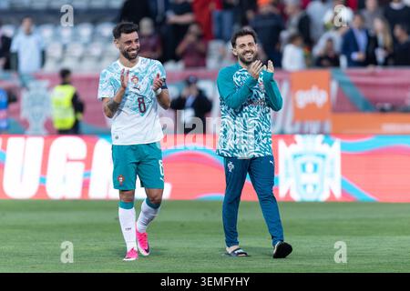 Juni 2026. Caxias, Portugal. Portugal und Manchester United Mittelfeldspieler BRUNO FERNANDES (8) und Portugal und Manchester City Mittelfeldspieler BERNARDO SILVA (10) am Ende des internationalen Freundschaftsspiels Portugal gegen Chile Credit: Alexandre de Sousa/Alamy Live News Stockfoto