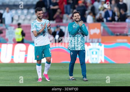 Juni 2026. Caxias, Portugal. Portugal und Manchester United Mittelfeldspieler BRUNO FERNANDES (8) und Portugal und Manchester City Mittelfeldspieler BERNARDO SILVA (10) am Ende des internationalen Freundschaftsspiels Portugal gegen Chile Credit: Alexandre de Sousa/Alamy Live News Stockfoto