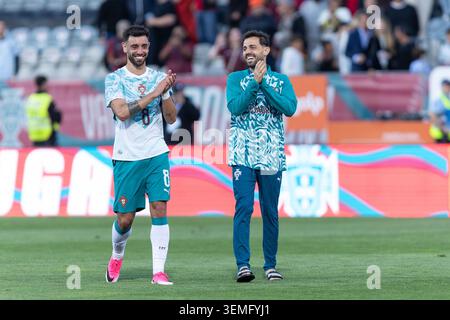 Juni 2026. Caxias, Portugal. Portugal und Manchester United Mittelfeldspieler BRUNO FERNANDES (8) und Portugal und Manchester City Mittelfeldspieler BERNARDO SILVA (10) am Ende des internationalen Freundschaftsspiels Portugal gegen Chile Credit: Alexandre de Sousa/Alamy Live News Stockfoto