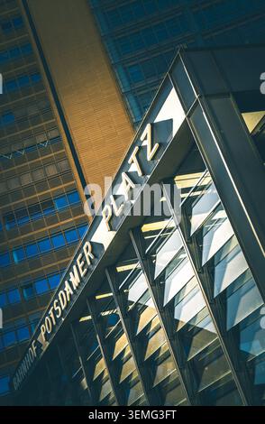 Eckige Glas- und Stahlkonstruktion mit der Beschilderung "Bahnhof Potsdamer Platz", Berlin Stockfoto