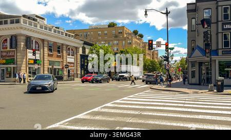 Washington D.C., USA, 24. Mai 2025. Ein Mann überquert die Straße an einer roten Ampel vor dem Legacy DC Gebäude an der Ecke U Street und 14th Stre Stockfoto