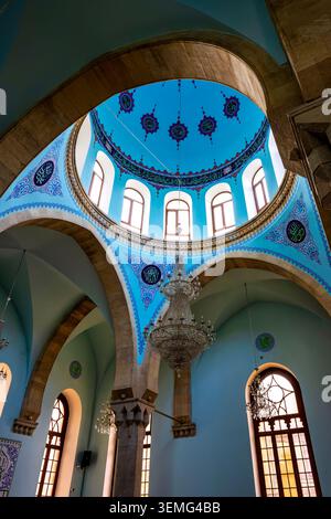 Bemalte blaue Kuppel mit islamischen Kalligraphiemedaillons und Kristallleuchter in der Imam-Hussein-Moschee (Adolf Eichler, 1896). Baku, Aserbaidschan. Stockfoto