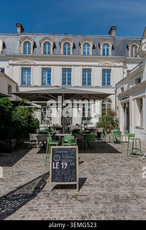 Epernay, Frankreich, 23. Mai 2026. Ein charmanter, kopfsteingepflasterter Innenhof mit Außenterrasse der Le 19' Champagnerbar und Boutique auf der berühmten Aven Stockfoto