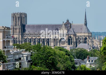 Reims, Frankreich, 24. Mai 2026. Panoramablick auf die Kathedrale Notre Dame de Reims, ein Meisterwerk gotischer Architektur Stockfoto