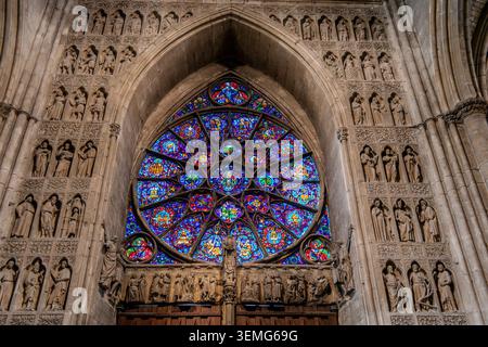 Reims, Frankreich, 24. Mai 2026. Innenansicht des prächtigen westlichen Rosenfensters der Kathedrale Notre Dame de Reims in Frankreich Stockfoto