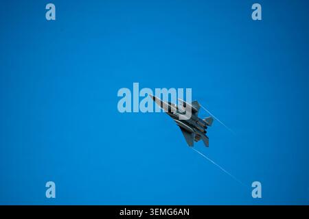 Ein F-15 Eagle-Kampfflugzeug der US Air Force, das dem 159th Fighter Wing der Louisiana Air National Guard zugeordnet ist, führt einen präzisen Pas in niedriger Höhe durch Stockfoto