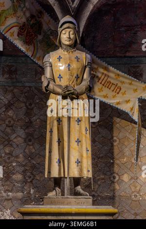 Reims, Frankreich, 24. Mai 2026. Eine detaillierte Nahaufnahme der berühmten Marmor- und Bronzestatue von Jeanne d'Arc, die von Prosper d Epinay im Inneren des Histori geschaffen wurde Stockfoto
