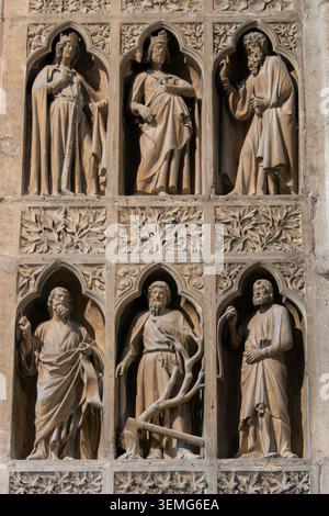 Reims, Frankreich, 24. Mai 2026. Eine detaillierte Nahaufnahme der exquisiten gotischen Steinskulpturen aus dem 13. Jahrhundert, die sich an der inneren Rückseite des befinden Stockfoto