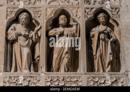 Reims, Frankreich, 24. Mai 2026. Ein detailliertes Nahfoto, das eine Serie von drei gotischen Steinskulpturen in dekorative Nischen einfängt. Stockfoto