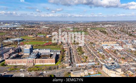 Hochwinkelansicht von Walthamstow, London, mit Wohngegend und offenen Flächen. Stockfoto