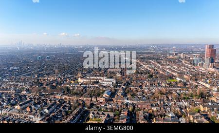 Hochwinkelansicht von Walthamstow, London, mit dicht besiedelten Wohnstraßen und Stadtlandschaft, mit der Londoner Skyline im Th Stockfoto