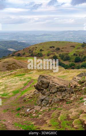 Ein malerischer Blick auf den zerklüfteten Bergweg auf den Malvern Hills, der sich durch sanfte grüne Hügel und dramatische Landschaft schlängelt, mit Fernsicht auf die Stockfoto