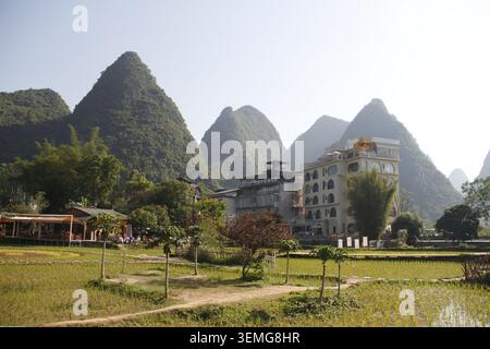 Malerischer Blick auf die ländliche Landschaft mit Reisfeldern und Kalksteinhügeln in der Nähe von Yangshuo, Guilin, China Stockfoto