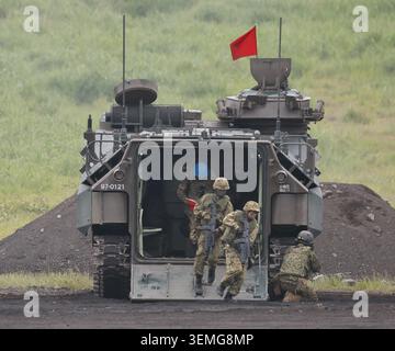 Gotenba, Japan. Juni 2026. Das AAV7 der japanischen Ground Self-Defense Force nimmt am Sonntag, den 7. Mai 2026, an der Live-Feuerübung „Fuji Comprehensive Firepower Exercise 2026“ auf dem Higashi Fuji Trainingsfeld in der Präfektur Shizuoka, Japan Teil. Foto: Keizo Mori/UPI Credit: UPI/Alamy Live News Stockfoto