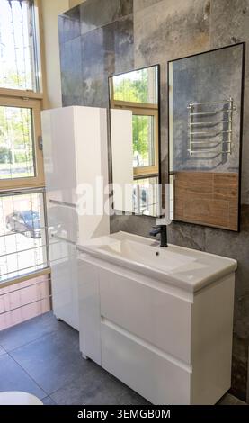 Minimalistisches Waschraum-Möbel-Set neben großem Fenster Stockfoto