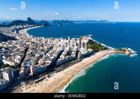 Aus der Vogelperspektive auf die malerische Küste von Rio de Janeiro mit den Stränden von Ipanema und Copacabana und dem Arpoador Rock Stockfoto