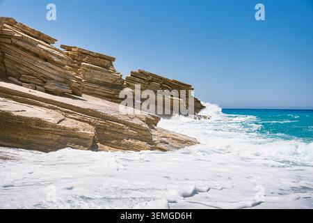 Landschaft mit Felsen am Triopetra-Strand auf Kreta, wo die Wellen des Mittelmeers gegen sie prallen Stockfoto