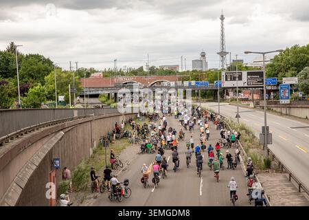 7. Juni 2026, Berlin, Deutschland: Radfahrer fahren am Sonntag, 7. Juni 2026 auf der A100 und ihren Ausfahrten in der Nähe des Messedamms in Berlin während der 50. Jährlichen Radrallye, die von der deutschen Radsportvertretung organisiert wird. Tausende von Fahrern aus Berlin und Brandenburg nahmen an der Demonstration Teil und benutzten Autobahnen und Hauptstraßen, die normalerweise für den Autoverkehr reserviert sind, als sie sich auf den Weg zur Siegessäule machten. Quelle: ZUMA Press, Inc./Alamy Live News Stockfoto