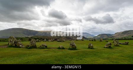 Castlerigg Stone Circle im Lake District, England. Prähistorisches Denkmal mit dramatischem dunklen Himmel und malerischer Berglandschaft. Keine Personen Stockfoto