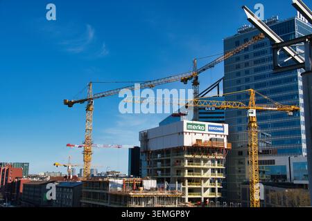 Moderne Baustelle mit gelben Turmkränen im Stadtbild Tallinns Stockfoto