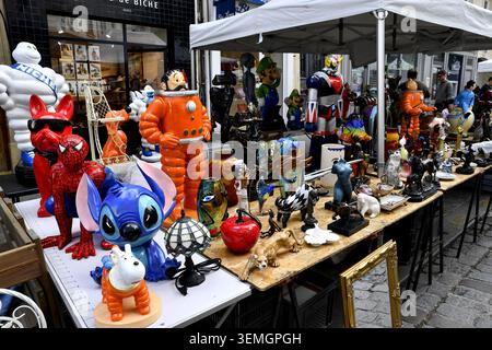 Antiquitätenmarkt und Gebrauchtmarkt in der Rue des Abbesses - Montmartre - Paris - Frankreich Stockfoto