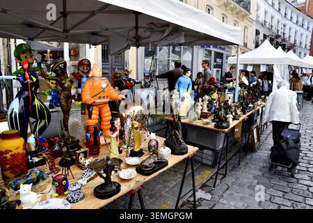Antiquitätenmarkt und Gebrauchtmarkt in der Rue des Abbesses - Montmartre - Paris - Frankreich Stockfoto