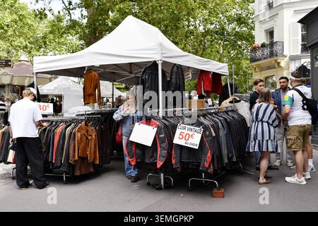 Antiquitätenmarkt und Gebrauchtmarkt in der Rue des Abbesses - Montmartre - Paris - Frankreich Stockfoto