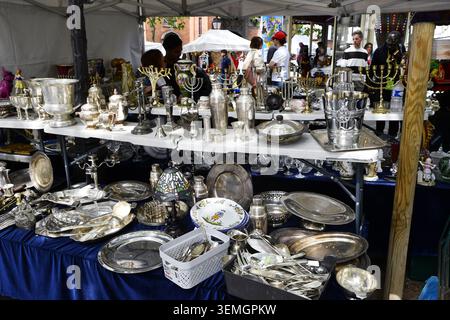 Antiquitätenmarkt und Gebrauchtmarkt in der Rue des Abbesses - Montmartre - Paris - Frankreich Stockfoto