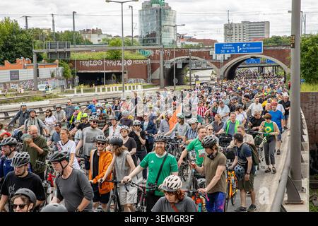 Radfahrer fahren am Sonntag, den 7. Juni 2026, auf der A100 und ihren Ausfahrten in der Nähe des Berliner Messedamms während der 50. Jährlichen Radrallye, die von der deutschen Radsportvertretung organisiert wird. Tausende von Fahrern aus Berlin und Brandenburg nahmen an der Demonstration Teil und benutzten Autobahnen und Hauptstraßen, die normalerweise für den Autoverkehr reserviert sind, als sie sich auf den Weg zur Siegessäule machten. Die Rallye findet jedes Jahr statt, um die Stadt- und Bundesbehörden für sicherere Radwege, verbesserte Radinfrastruktur und Verkehrspolitik zu drängen, die Radfahrern mehr Schutz bietet Stockfoto