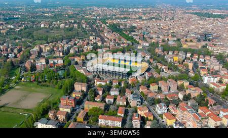 Drohnenansicht von Stadio Ennio Tardini, Parma Calcio, historisches asymmetrisches Stadion, Terrakotta-Stadtbild, Parma, Emilia-Romagna, Italien Stockfoto