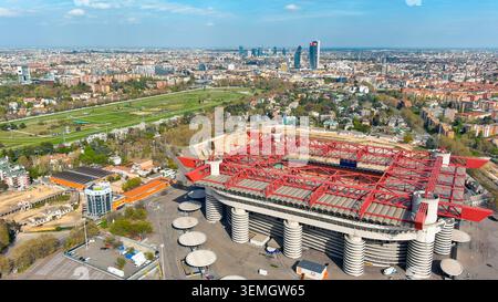 Drohnenblick auf das Stadion San Siro, AC Mailand und Inter Mailand, berühmte zylindrische Türme, Stadio Giuseppe Meazza, Mailand, Italien Stockfoto