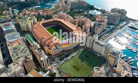 Drohnenansicht von Stade Louis II., AS Monaco, Stadion mit Wohntürmen über den Ständen, Fontvieille Hafen, Monaco Stockfoto