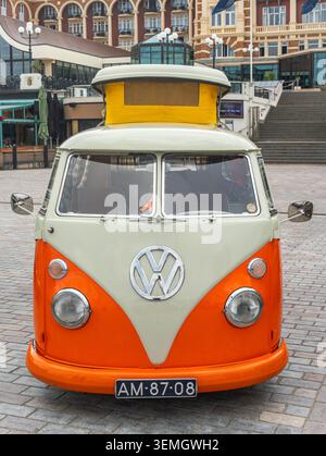 Scheveningen, Niederlande, 31.05.2026, Vorderansicht des Customized Orange Volkswagen Type 2 Wohnmobil mit Dachzelt auf der Oldtimer-Ausstellung Stockfoto