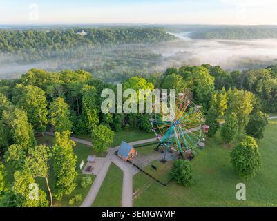 Riesenrad über dem nebligen Gauja-Tal bei Sonnenaufgang in Sigulda, Lettland Stockfoto