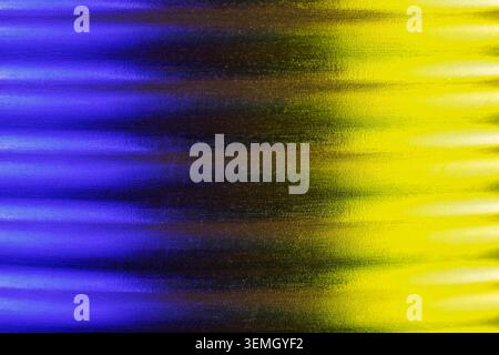 Ein abstraktes Bild eines Metalls, das mit Farben beleuchtet wird. Für einen Computer-Bildschirmschoner. Stockfoto