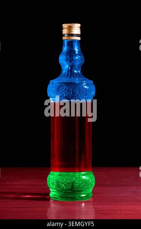 Farbige Glasflasche zur Aufbewahrung von Flüssigkeiten oder zur Dekoration. Stockfoto