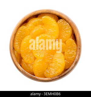 Canned mandarin oranges, in a wooden bowl. Peeled, seedless, whole segments, packed in light sugar syrup. Stockfoto
