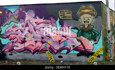 Stockholm, Schweden, 17. Mai 2026. Lebendiges Graffiti-Fototapete mit kräftigen rosa und lila Buchstaben und einer Zeichentrickfigur mit Hut und Stock bemalt o Stockfoto