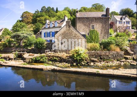 Charmante Steinhäuser mit blauen Fensterläden, die sich in einem ruhigen Fluss spiegeln, in einem traditionellen bretonischen Dorf, Pont Aven, Bretagne, Frankreich Stockfoto
