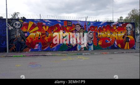 Stockholm, Schweden, 17. Mai 2026. Großes, lebhaftes Straßengemälde mit Skelettfiguren und lächelnden jungen Charakteren mit Sprühdosen, gemalt auf einem c Stockfoto