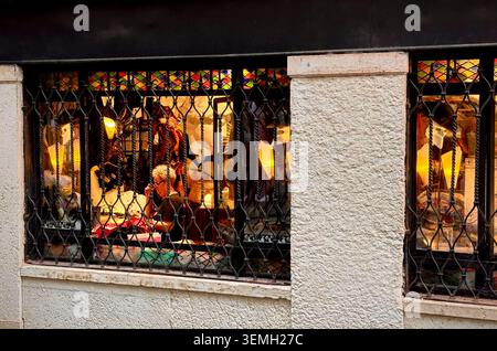 Eine Gondel gleitet durch die Werkstatt einer traditionellen venezianischen Maskierin in ihrer Werkstatt. Seit Jahrhunderten stellen Handwerker die begehrten Masken her. Stockfoto