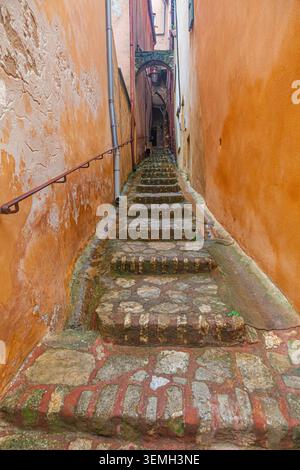 Steiler Durchgang im Dorf Roussillon in der Provence Frankreich Stockfoto