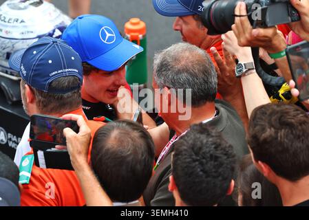 Monaco, Monte Carlo. Juni 2026. Rennsieger Andrea Kimi Antonelli (ITA) Mercedes AMG Formel 1 Team feiert im parc Ferme mit seinem Vater Marco Antonelli (ITA). 07.06.2026. Formel-1-Weltmeisterschaft, Rd 6, Grand Prix Von Monaco, Monte Carlo, Monaco, Wettkampftag. Das Foto sollte lauten: XPB/Alamy Live News. Stockfoto