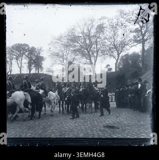 Gendarmen nehmen an der Einweihung des Totendenkmals in Brest am 1. November 1900 teil, das auf einem Glasplattenfoto dokumentiert wird, das die zeremonielle militärische Präsenz während einer öffentlichen Gedenkfeier in Finistère, Frankreich, dokumentiert. Stockfoto