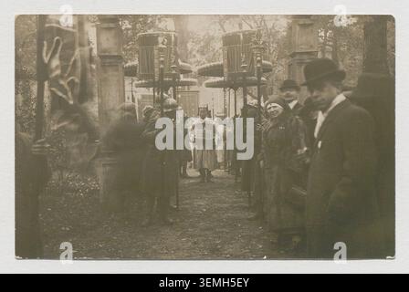 Ein Pressefoto aus dem Jahr 1920 dokumentiert die Einweihung des indochinesischen Gedenktempels im Kolonialgarten in Nogent-sur-Marne, der mit dem National Association of Indochina Alumni und dem tropischen Agronomie-Garten in Paris in Verbindung steht. Stockfoto