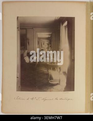 Das Innere von Mr. F., einem Kaufmann an der Avenue Montaigne in Paris, ist auf einem Foto von Eugène Atget aus dem Jahr 1910 aufgezeichnet. Lichteffekte und dekorative Möbel prägen das bürgerliche Wohnumfeld und die Innendekoration der damaligen Zeit. Stockfoto